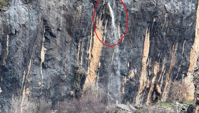Dağ delindi, su 20 metre yüksekten fışkırdı! Gören hayran kaldı