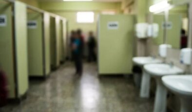 Okul tuvaletinde silah ve tehdit notu bulundu