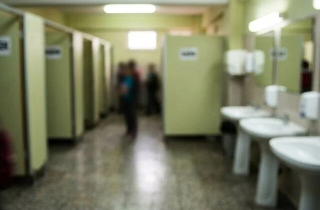 Okul tuvaletinde silah ve tehdit notu bulundu