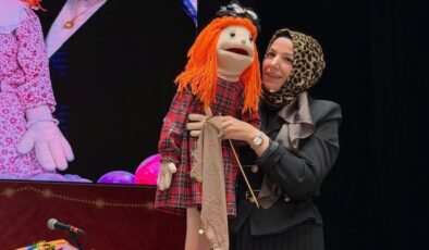 Bir öğretmen, bir kukla, binlerce gülümseme: “Tarçın” sınıfları şenlendiriyor