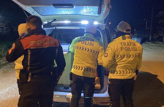 Bolu’da polis, durdurduğu aracın sürücüsüne hangi suçtan ceza yazacağını şaşırdı
