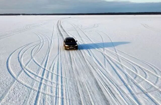 Bu yolda araç içerisinde durmak da emniyet kemeri de takmak yasak