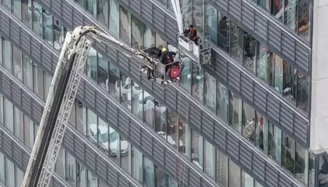 22 katlı hastanede can pazarı! Mahsur kalan işçileri kurtarma çalışması saatlerce sürdü