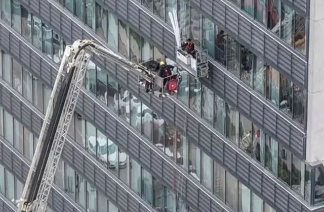 22 katlı hastanede can pazarı! Mahsur kalan işçileri kurtarma çalışması saatlerce sürdü