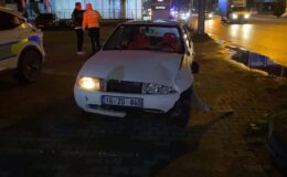 Düşürdüğü telefonunu alırken araba çarptı