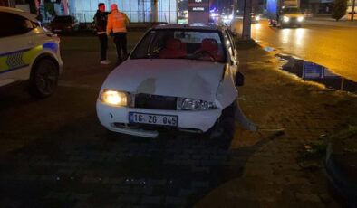 Düşürdüğü telefonunu alırken araba çarptı