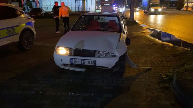 Düşürdüğü telefonunu alırken araba çarptı