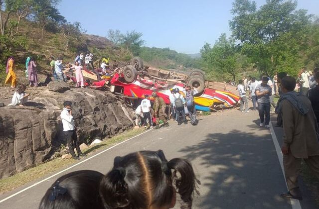 Yolcu otobüsü uçuruma yuvarlandı! 15 kişi feci şekilde can verdi