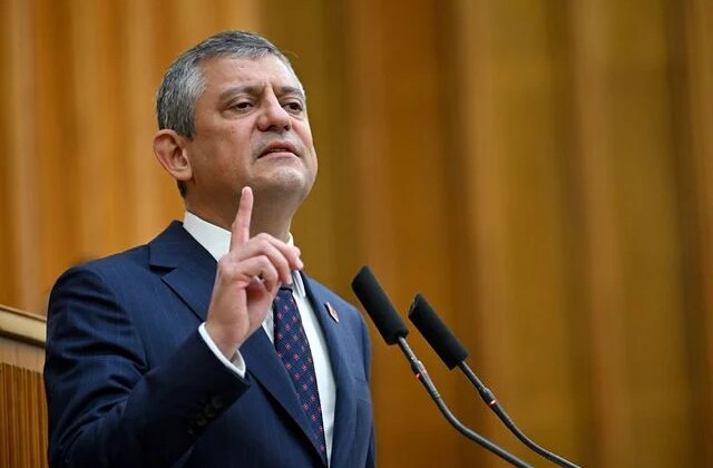 CHP lideri Özgür Özel, tutuklanan başkana sahip çıktı: Onunla gurur duyuyoruz