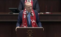 Cumhurbaşkanı Erdoğan grup toplantısına Ay Yıldızlı atkıyla katıldı, sözleri salonu coşturdu