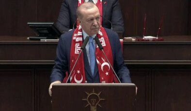 Cumhurbaşkanı Erdoğan grup toplantısına Ay Yıldızlı atkıyla katıldı, sözleri salonu coşturdu