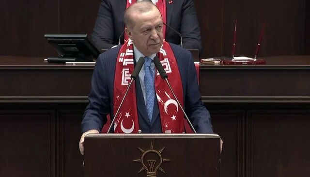 Cumhurbaşkanı Erdoğan grup toplantısına Ay Yıldızlı atkıyla katıldı, sözleri salonu coşturdu