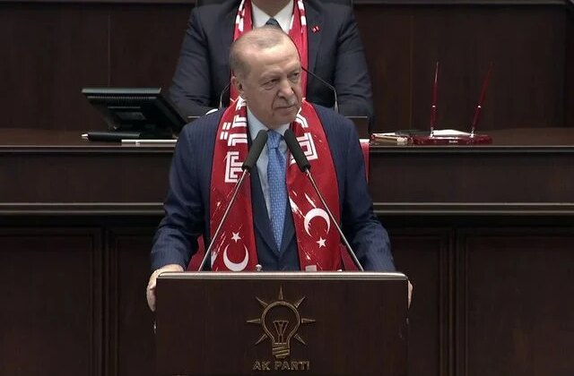 Cumhurbaşkanı Erdoğan grup toplantısına Ay Yıldızlı atkıyla katıldı, sözleri salonu coşturdu