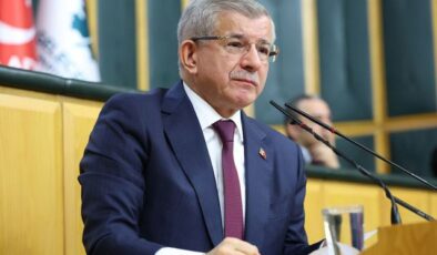 Davutoğlu: Cuma namazı çıkışı AK Partili kardeşim kulağıma eğilip dedi ki…