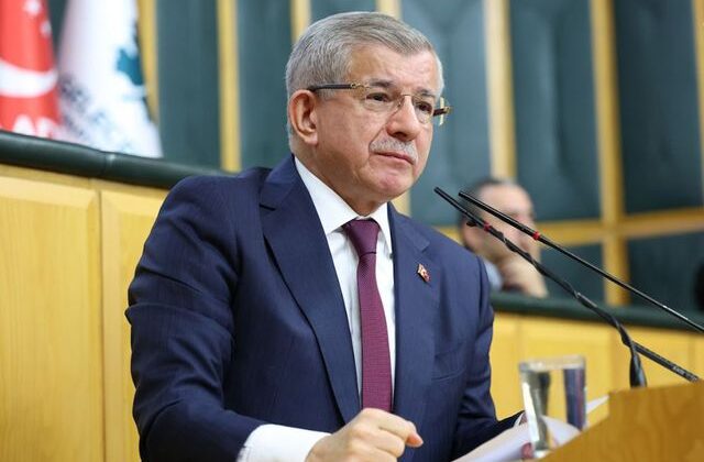 Davutoğlu: Cuma namazı çıkışı AK Partili kardeşim kulağıma eğilip dedi ki…