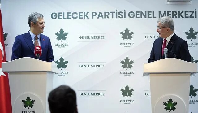 Davutoğlu’ndan Özgür Özel’le ilgili dikkat çeken sözler: Namazdan çıkıp telefona bakıyorum…