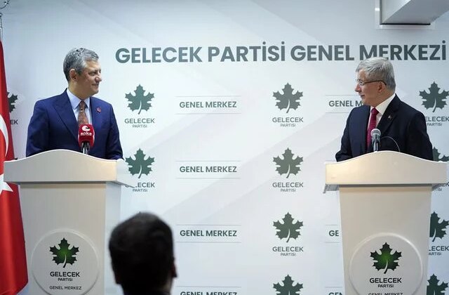 Davutoğlu’ndan Özgür Özel’le ilgili dikkat çeken sözler: Namazdan çıkıp telefona bakıyorum…