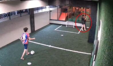 Dehşet anları kamerada! Elektrik akımına kapılan arkadaşını böyle kurtardı