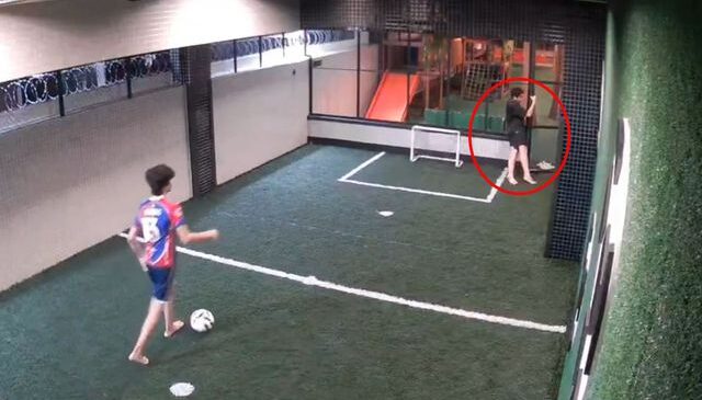 Dehşet anları kamerada! Elektrik akımına kapılan arkadaşını böyle kurtardı