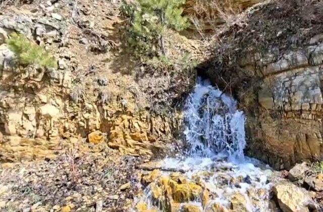 Depremde kuruyan su kaynağı yeniden akmaya başladı