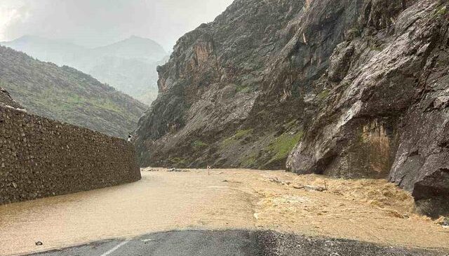 Derecik-Şemdinli kara yolu 2 gündür kapalı