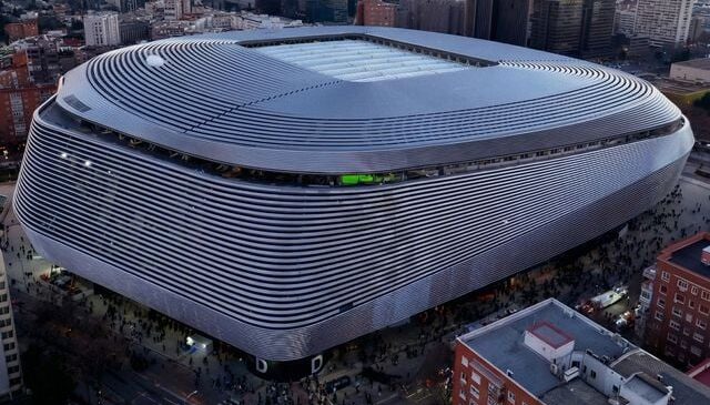 Dev maç öncesi stadın çatısını bile kapattılar