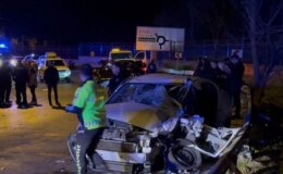 Beykoz’da servis minibüsüyle otomobil çarpıştı: 1’i ağır 11 yaralı