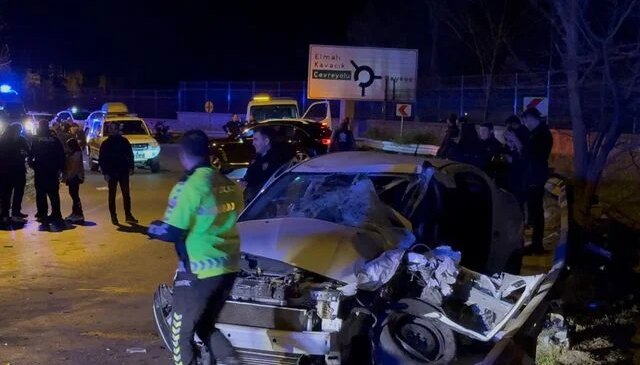 Beykoz’da servis minibüsüyle otomobil çarpıştı: 1’i ağır 11 yaralı