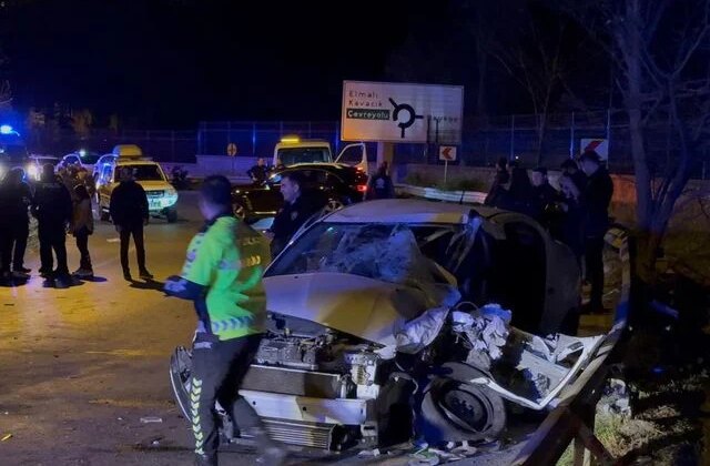 Beykoz’da servis minibüsüyle otomobil çarpıştı: 1’i ağır 11 yaralı