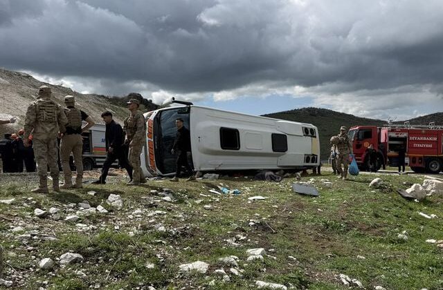 Diyarbakır-Bingöl yolunda midibüs devrildi: 1 ölü, 12 yaralı