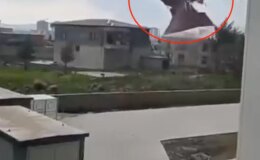 Kuvvetli rüzgar evin çatısını uçurdu; o anlar kamerada