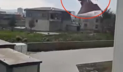 Kuvvetli rüzgar evin çatısını uçurdu; o anlar kamerada