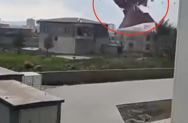 Kuvvetli rüzgar evin çatısını uçurdu; o anlar kamerada