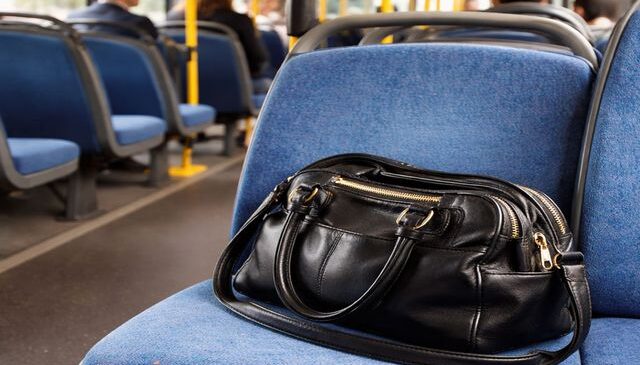 Otobüste unutulan çantadan servet çıktı