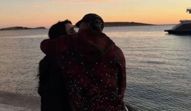 Yıldız futbolcu kendisinden 17 yaş büyük kadınla aşk yaşıyor