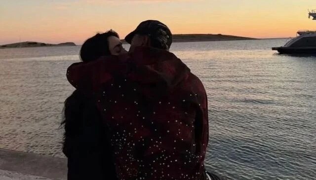 Yıldız futbolcu kendisinden 17 yaş büyük kadınla aşk yaşıyor