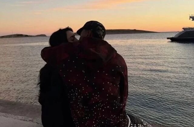 Yıldız futbolcu kendisinden 17 yaş büyük kadınla aşk yaşıyor