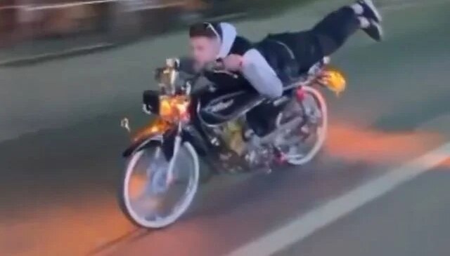 Yaptığı hareket motosikletliye pahalıya patladı