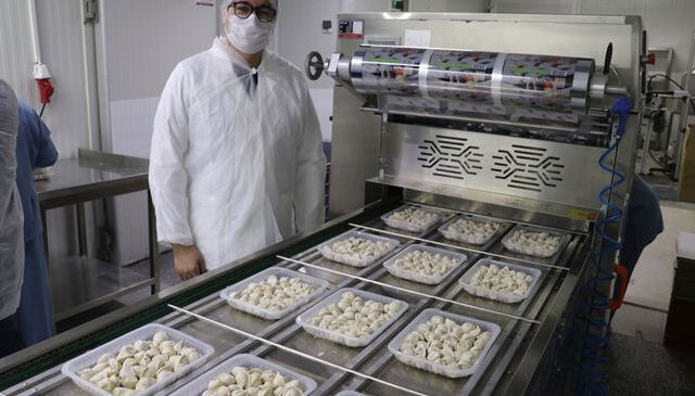 Tatilde tattığı mantıdan yola çıkarak kurduğu imalathanede 100 kadına istihdam sağlıyor