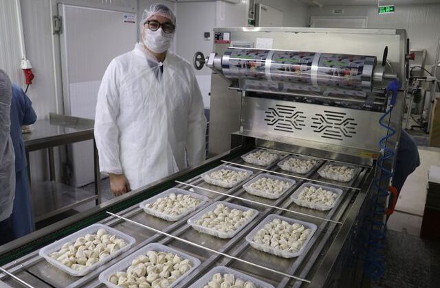 Tatilde tattığı mantıdan yola çıkarak kurduğu imalathanede 100 kadına istihdam sağlıyor