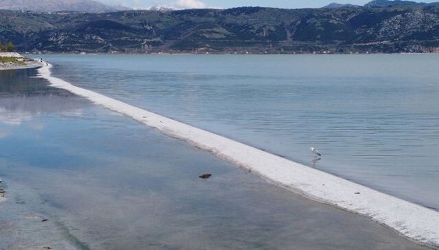 Eğirdir Gölü’nde kendiliğinden oluşan doğal yürüyüş yolu şaşırttı
