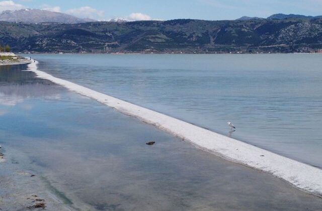 Eğirdir Gölü’nde kendiliğinden oluşan doğal yürüyüş yolu şaşırttı