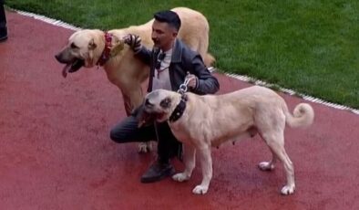 En sonunda bunu da gördük! Sahaya kangallarla çıktılar