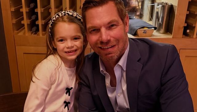 Tacizle suçlanan ABD’li Vekil Eric Swalwell istifa kararı aldı