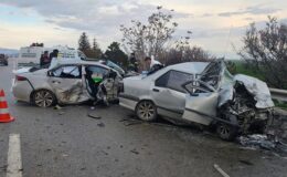 Araç karşı şeride geçti! Katliam gibi kazada 4 kişi feci şekilde can verdi