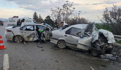 Araç karşı şeride geçti! Katliam gibi kazada 4 kişi feci şekilde can verdi