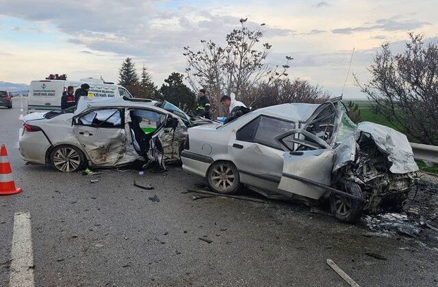 Araç karşı şeride geçti! Katliam gibi kazada 4 kişi feci şekilde can verdi