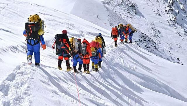 Everest’te dev vurgun! Önce fare karbonatla hasta ettiler, sonra kurtardılar
