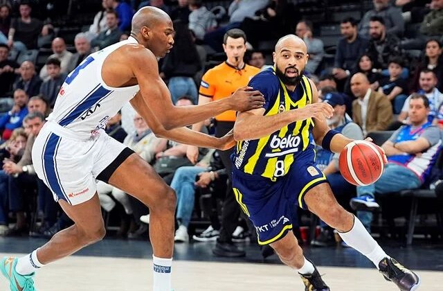 Fenerbahçe Beko, derbide Anadolu Efes’i farklı geçti
