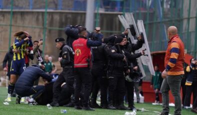 Fenerbahçe’ye çirkin saldırı! Polis kalkan oldu